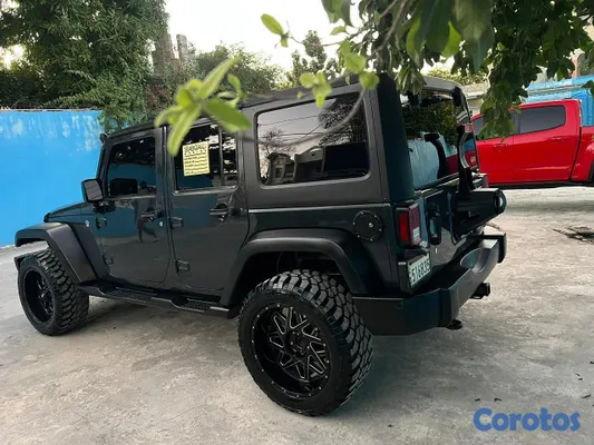 2016 Jeep Sahara — foto 8 / 16