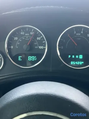 2016 Jeep Sahara — foto 13 / 16