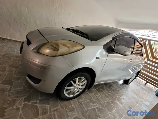 2009 Toyota Vitz — foto 2 / 8
