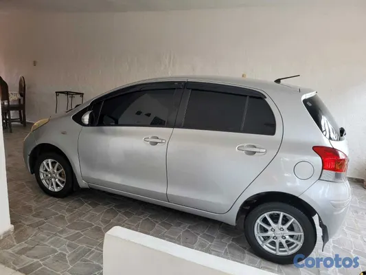 2009 Toyota Vitz — foto 5 / 8
