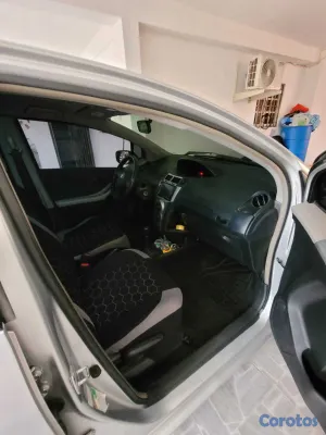 2009 Toyota Vitz — foto 6 / 8