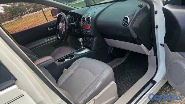 2010 Nissan Rogue — foto 5 / 9
