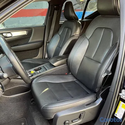 2021 Volvo XC40 T4 MOMENTUM — foto 9 / 10