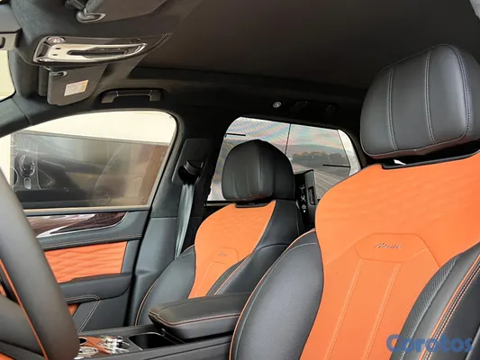 2025 Bentley Bentayga — foto 7 / 11