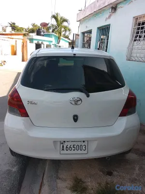 2010 Toyota Vitz — foto 2 / 6