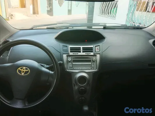 2010 Toyota Vitz — foto 3 / 6