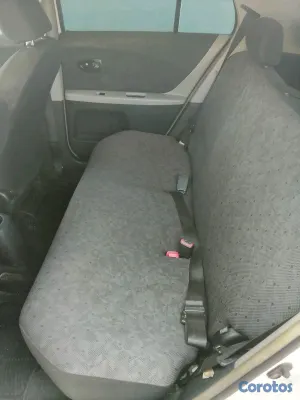 2010 Toyota Vitz — foto 4 / 6