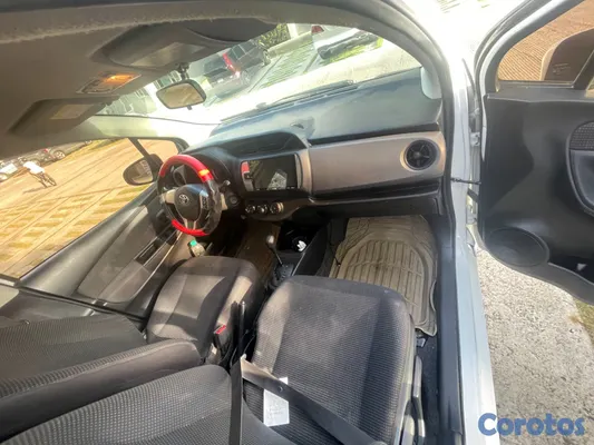 2017 Toyota Vitz — foto 1 / 11