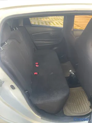 2017 Toyota Vitz — foto 2 / 11