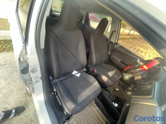 2017 Toyota Vitz — foto 4 / 11