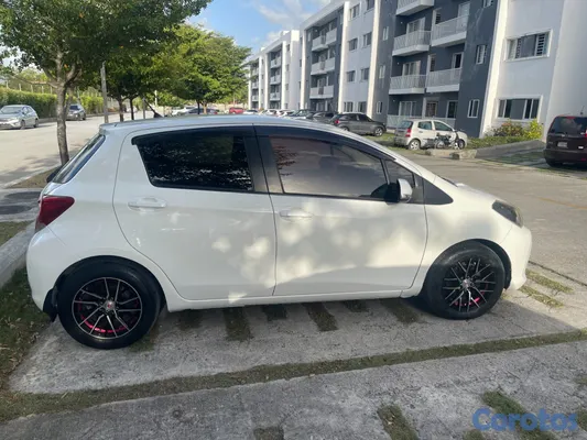 2017 Toyota Vitz — foto 5 / 11