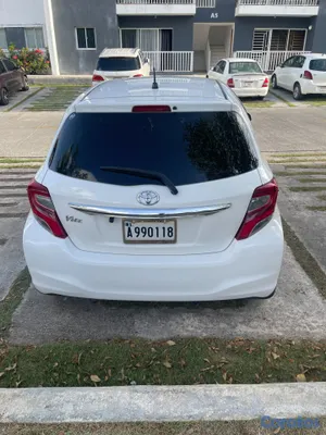 2017 Toyota Vitz — foto 6 / 11