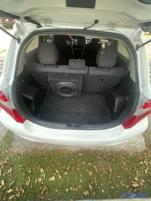 2017 Toyota Vitz — foto 7 / 11