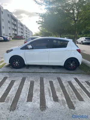 2017 Toyota Vitz — foto 8 / 11