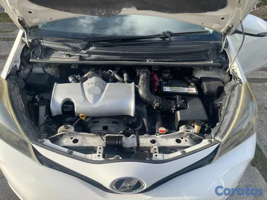 2017 Toyota Vitz — foto 11 / 11
