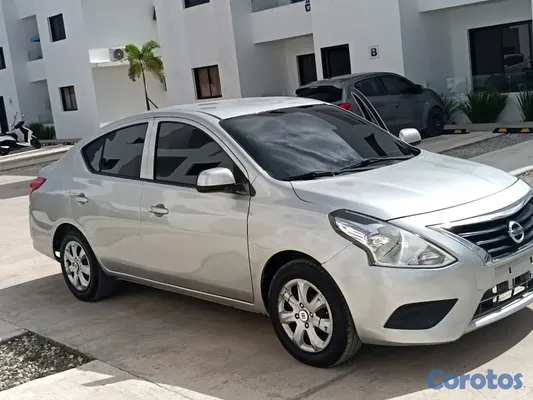 2020 Nissan Versa — foto 1 / 9