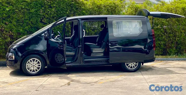 2025 Hyundai Staria — foto 2 / 10