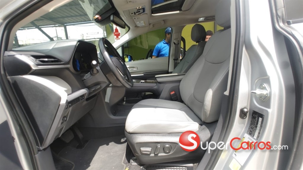 2023 Toyota Sienna XLE — foto 4 / 9
