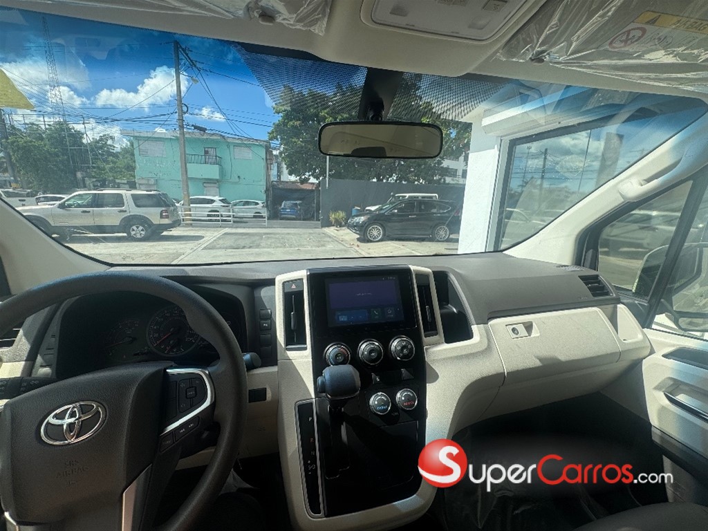 2027 Toyota Hiace VIP GL — foto 7 / 11