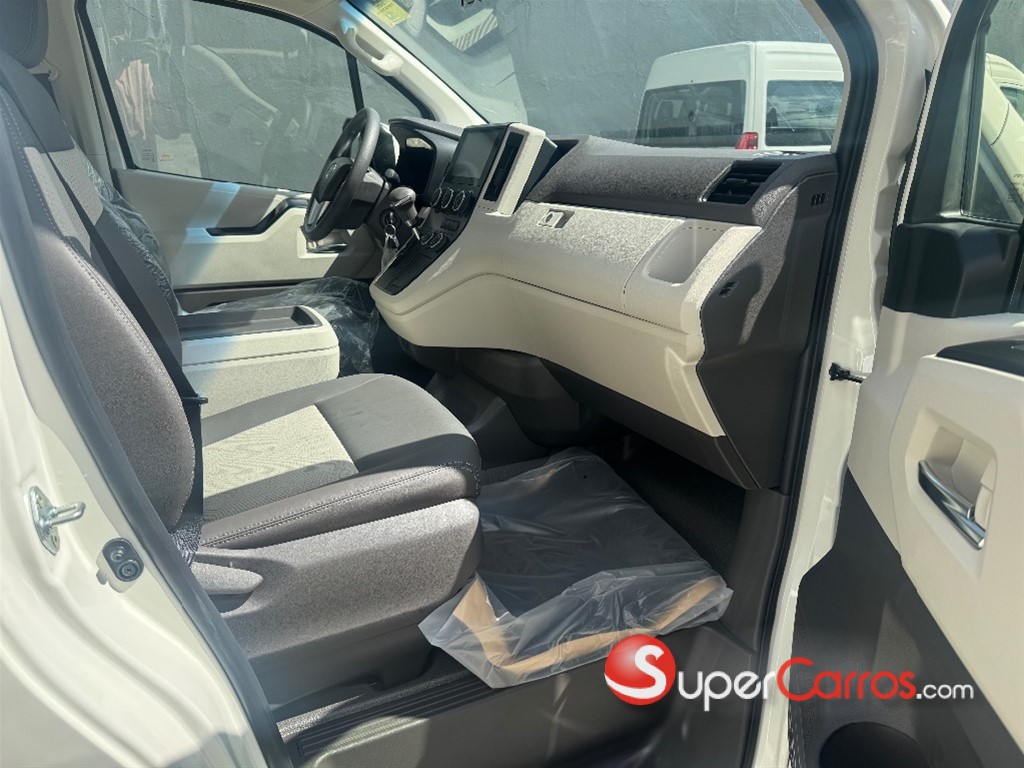 2027 Toyota Hiace VIP GL — foto 8 / 11