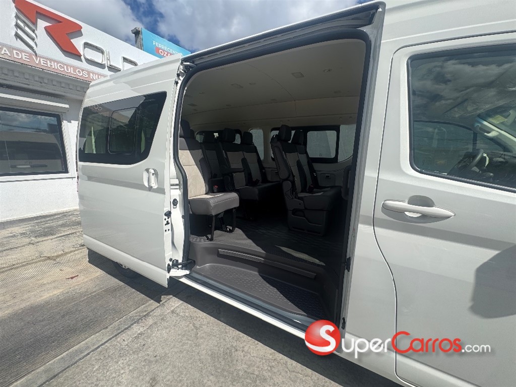 2027 Toyota Hiace VIP GL — foto 9 / 11