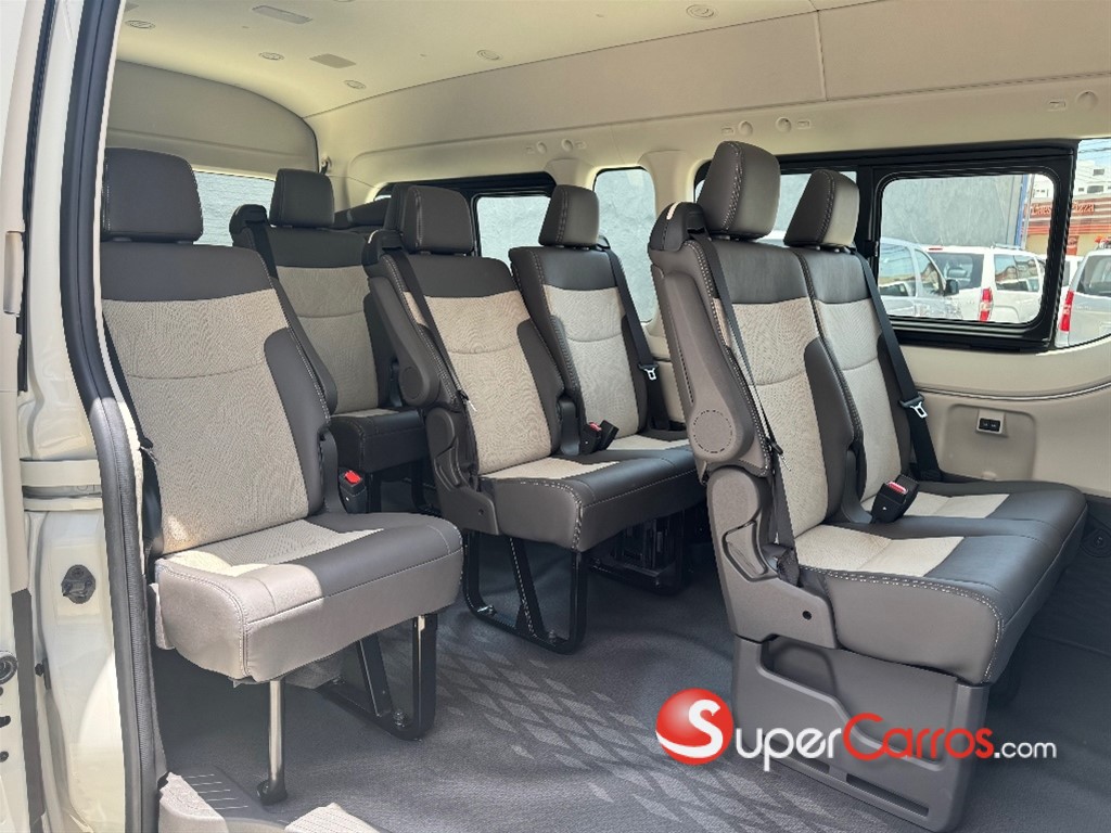 2027 Toyota Hiace VIP GL — foto 10 / 11
