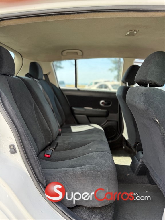 2012 Nissan Versa SV — foto 8 / 10