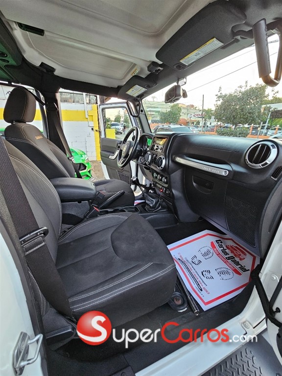 2016 Jeep Wrangler Sahara Unlimited — foto 8 / 12