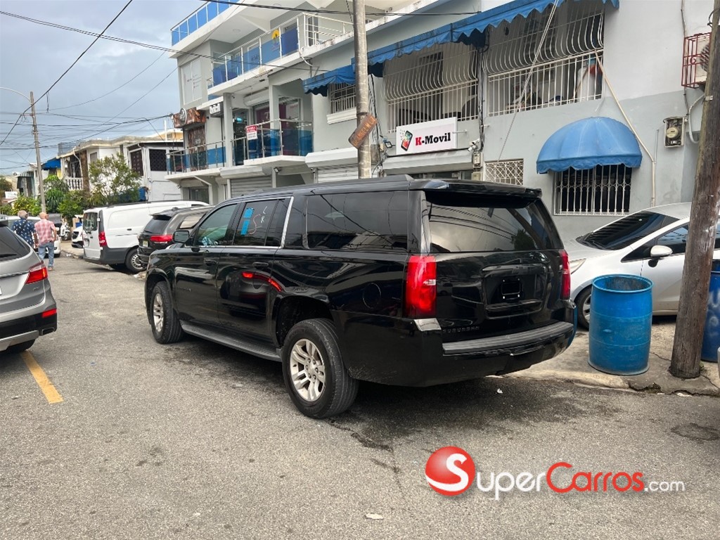 2016 Chevrolet Suburban LS — foto 2 / 3