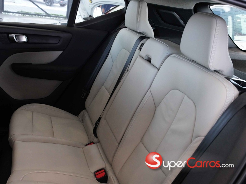 2024 Volvo XC40 Ultimate B4 — foto 7 / 12