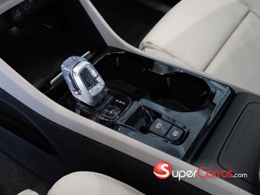 2024 Volvo XC40 Ultimate B4 — foto 11 / 12