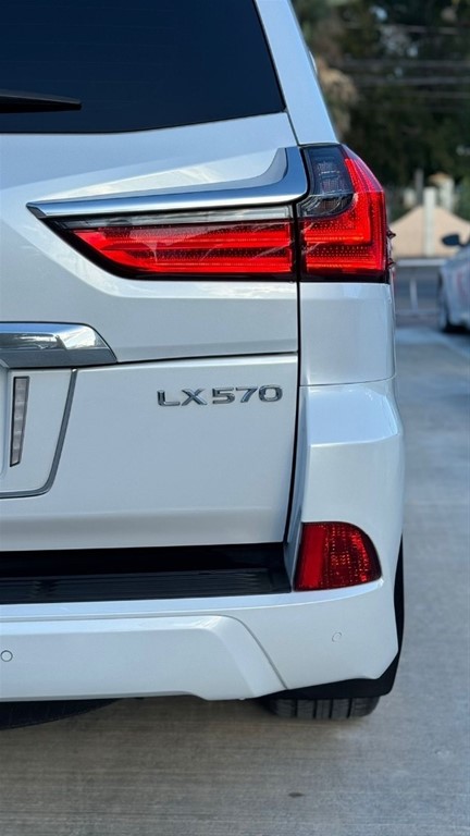 2020 Lexus LX 570 — foto 8 / 12