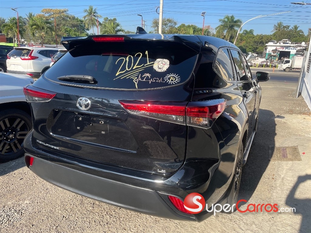 2021 Toyota Highlander LE — foto 2 / 9