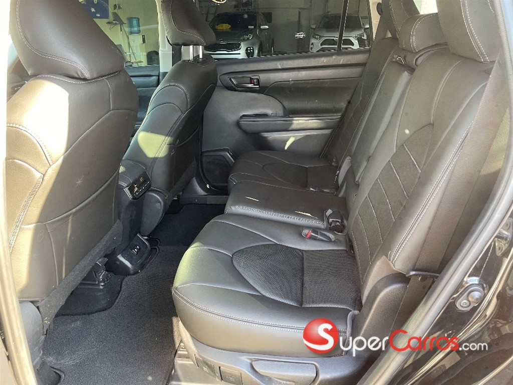 2021 Toyota Highlander LE — foto 3 / 9