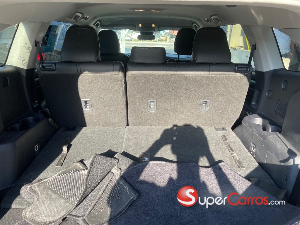 2021 Toyota Highlander LE — foto 5 / 9