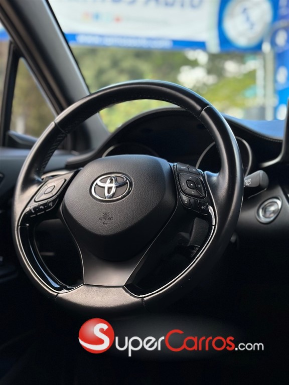 2018 Toyota C-HR XLE — foto 6 / 10