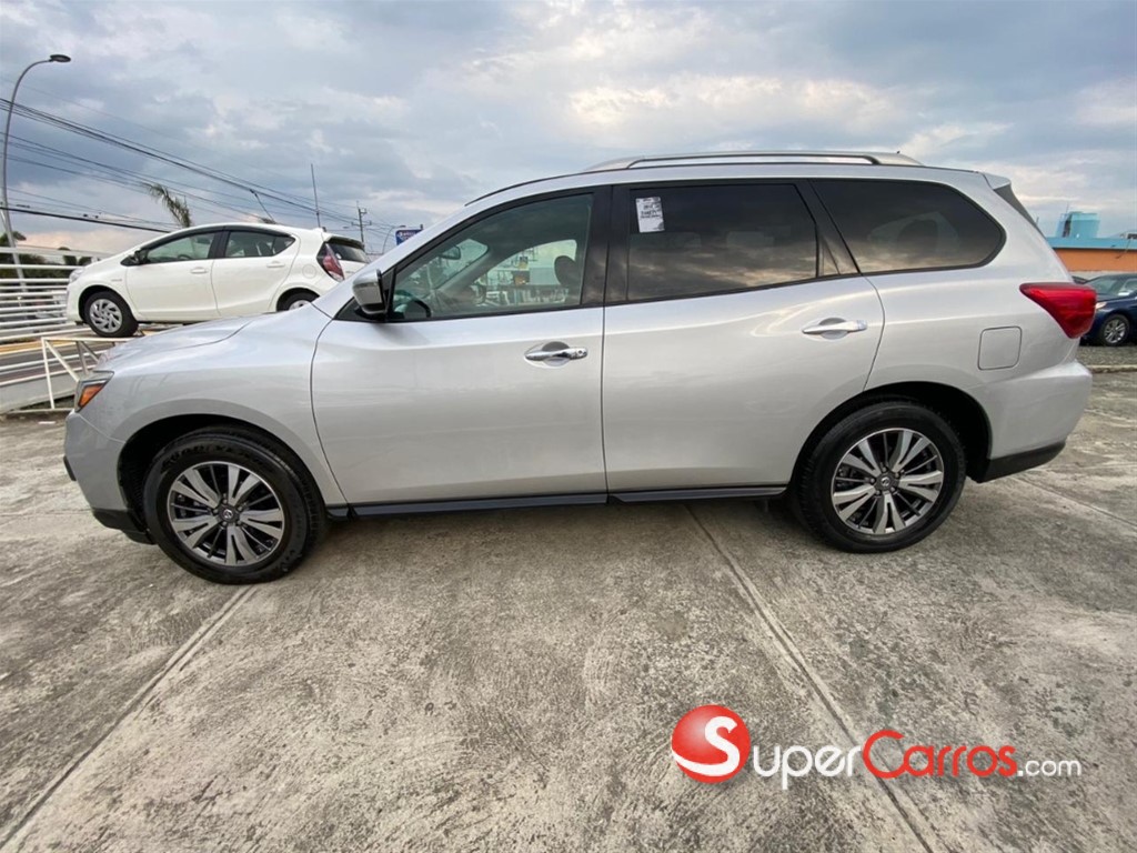 2017 Nissan Pathfinder SV — foto 10 / 12