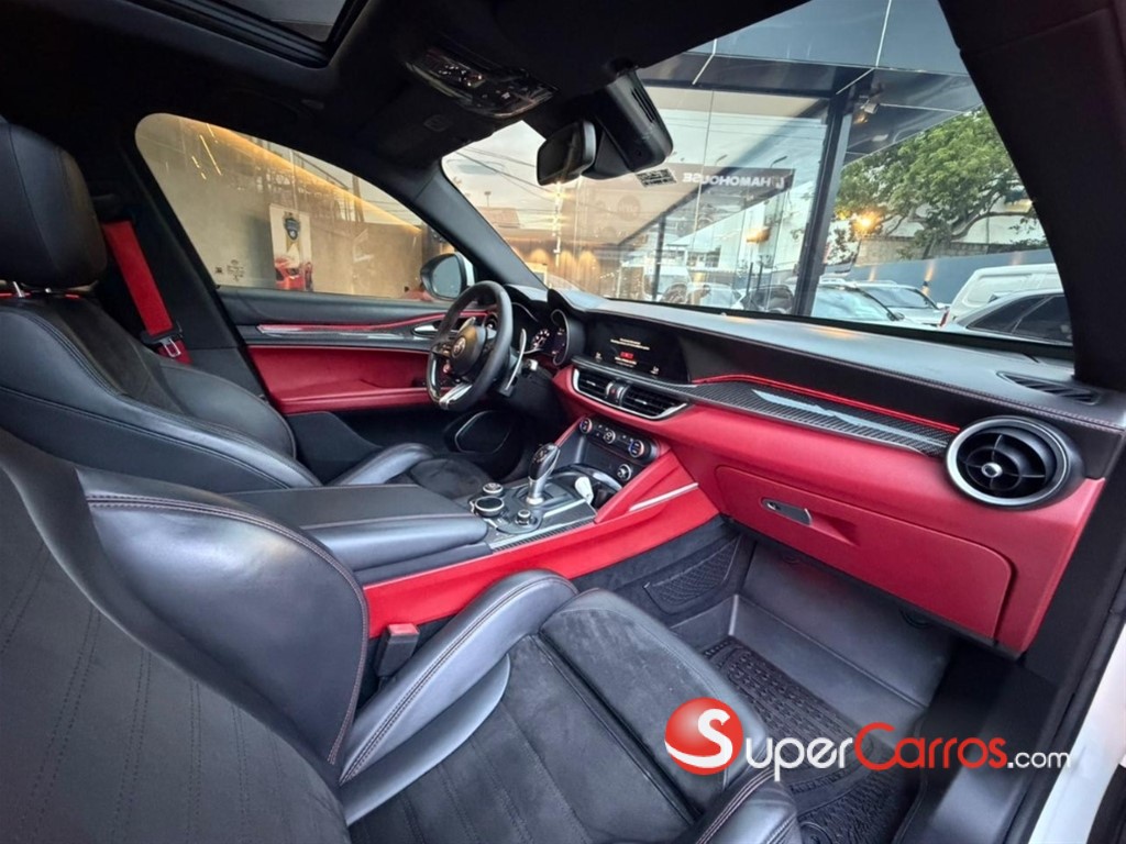 2018 Alfa Romeo Stelvio Quadrifoglio — foto 8 / 10