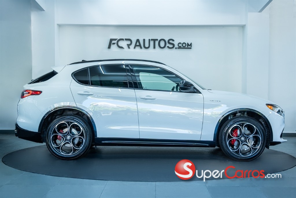 2024 Alfa Romeo Stelvio — foto 2 / 12