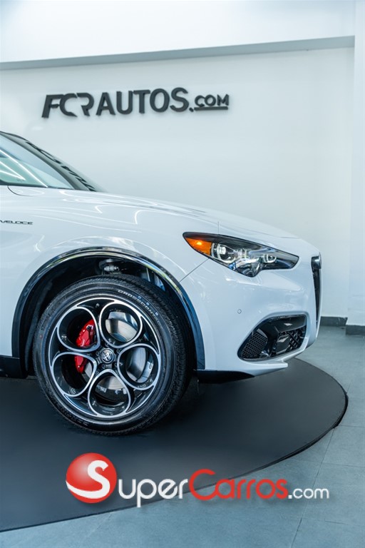 2024 Alfa Romeo Stelvio — foto 8 / 12
