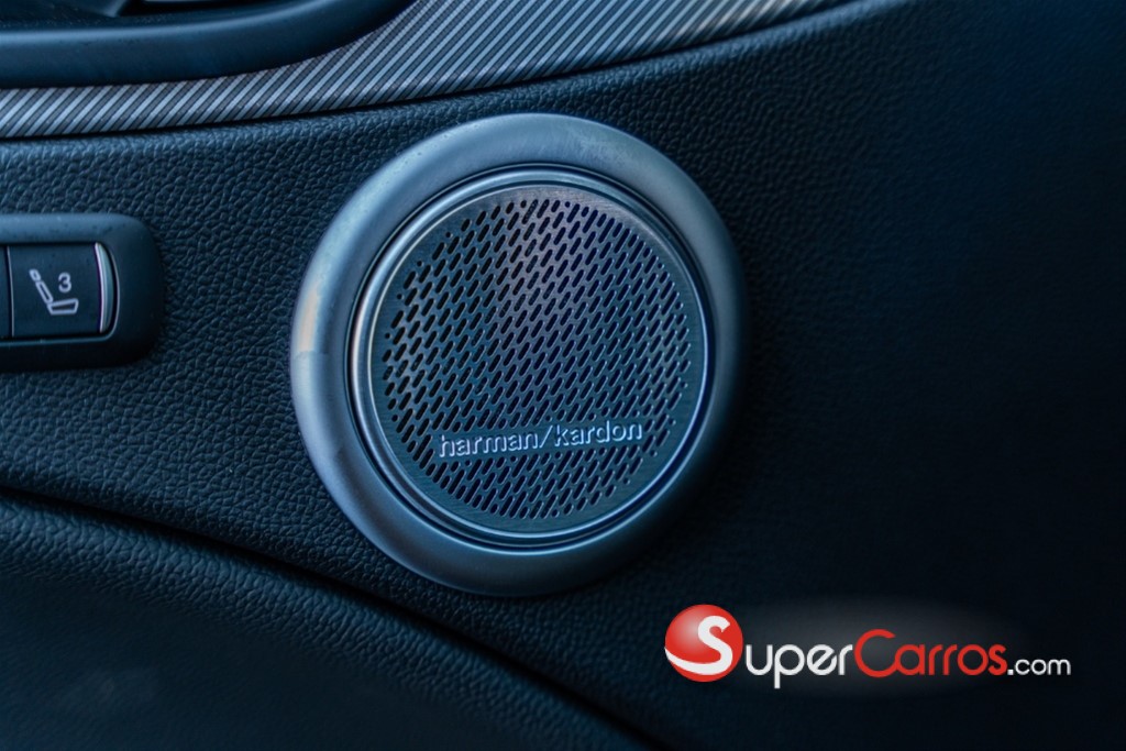 2024 Alfa Romeo Stelvio — foto 11 / 12