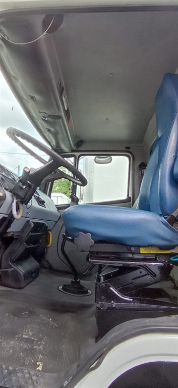 1997 Freightliner FL-80 — foto 10 / 12