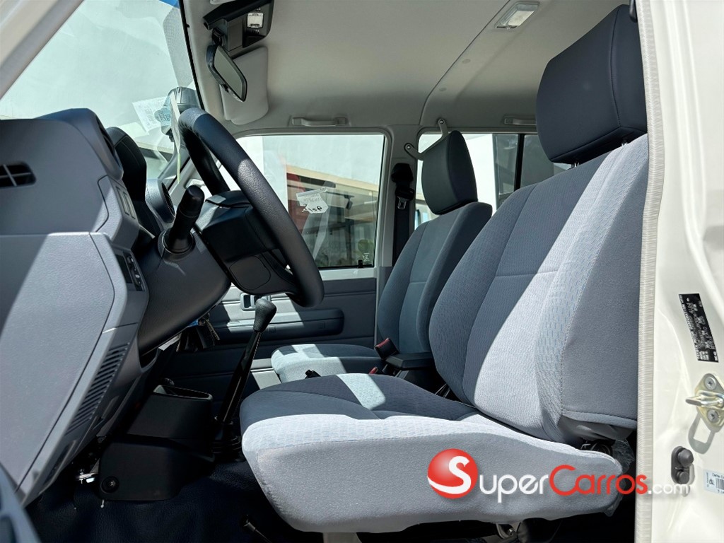 2026 Toyota Land Cruiser Serie 70 Pick up — foto 4 / 7