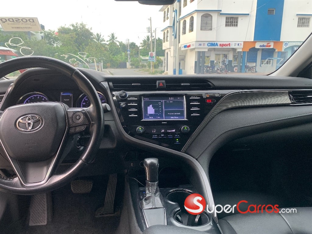 2020 Toyota Camry SE — foto 2 / 9