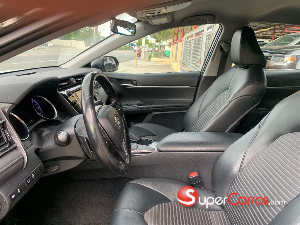 2020 Toyota Camry SE — foto 4 / 9