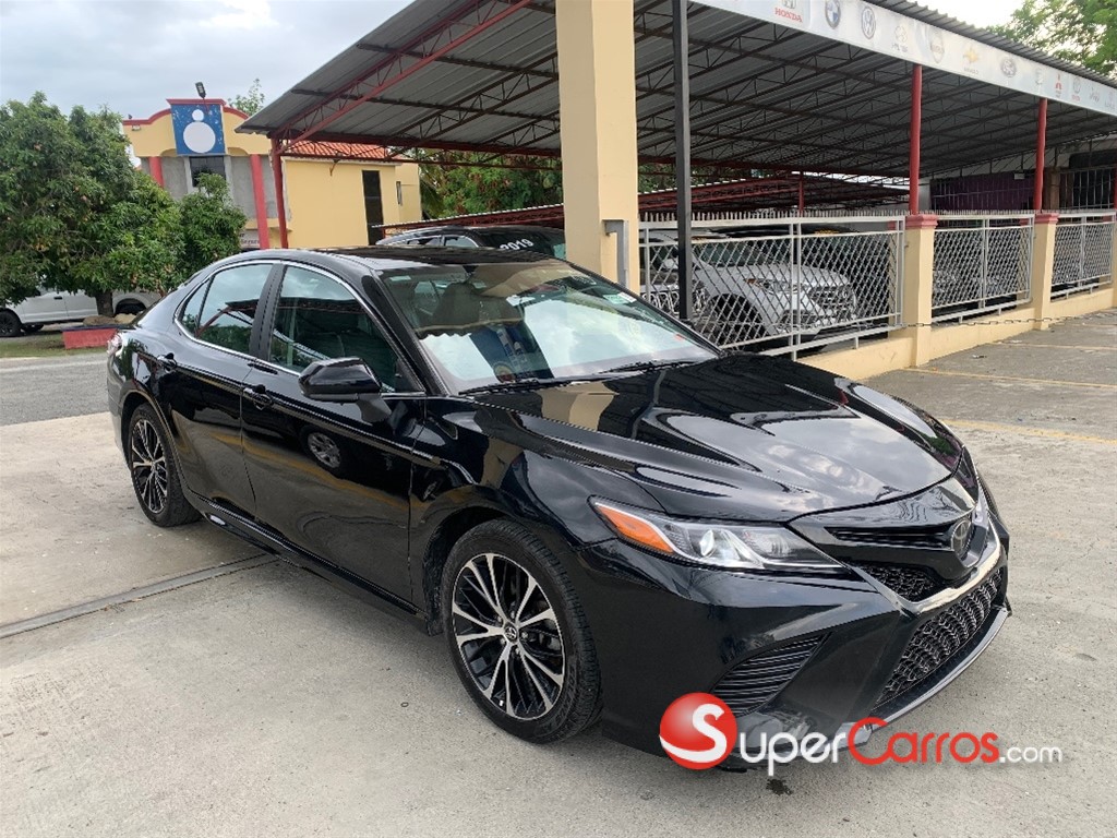 2020 Toyota Camry SE — foto 7 / 9