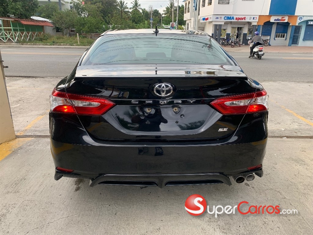 2020 Toyota Camry SE — foto 8 / 9