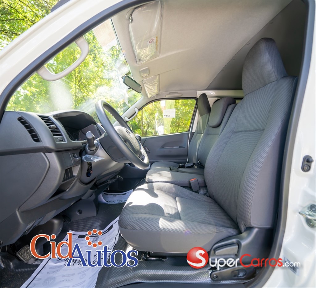 2025 Toyota Hiace — foto 8 / 10