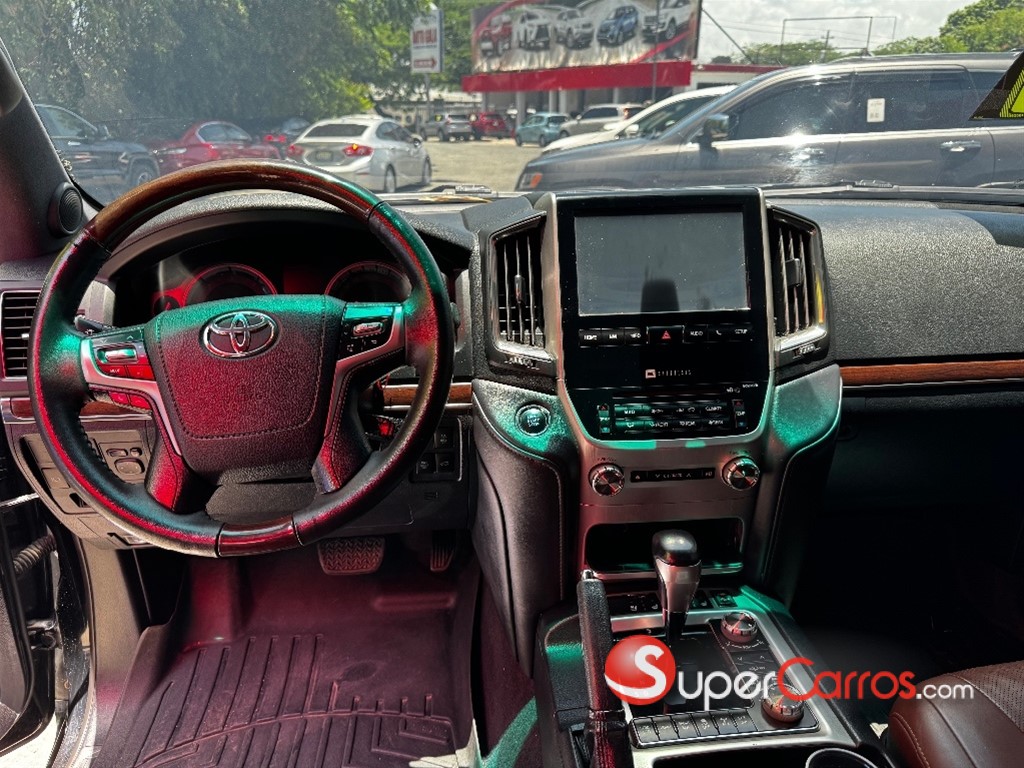 2017 Toyota Land Cruiser VXR — foto 8 / 10