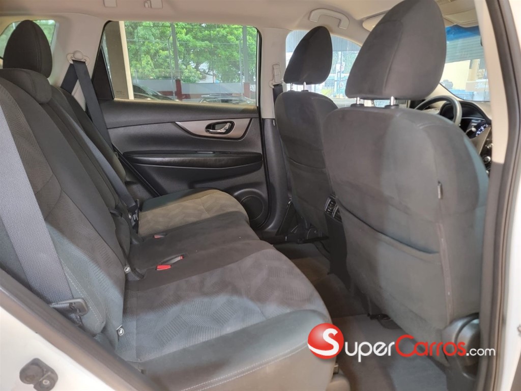 2016 Nissan Rogue SV — foto 8 / 12